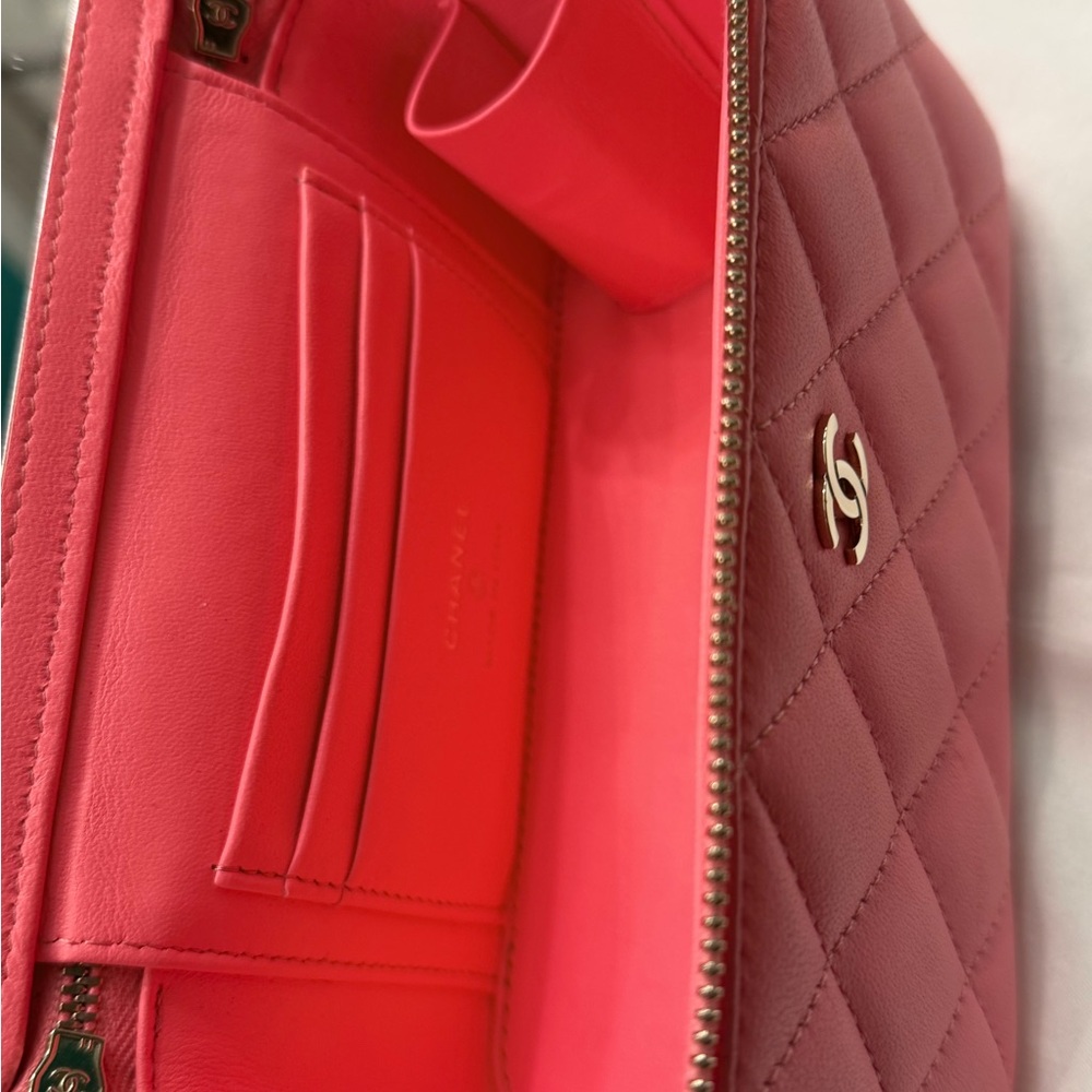 CHANEL Pink Quilted Vanity Cosmetic Case with Gold Chain - Picture 5 of 11